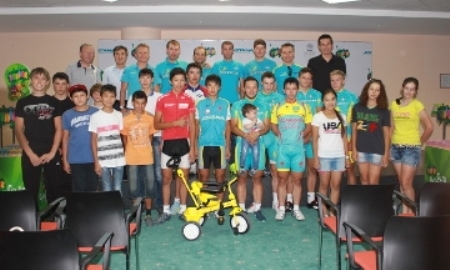 Винокуров и Нибали встретились с юными велогонщиками