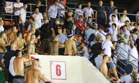 Фанатов «Актобе» спецназ разгонял дымовыми шашками