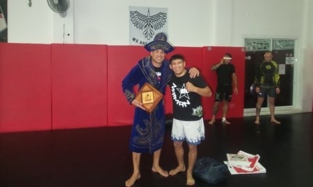 Куат Хамитов подарил казахский чапан Тито Ортису