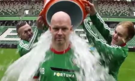 Тренер и защитник «Легии» приняли участие в акции Ice Bucket Challenge