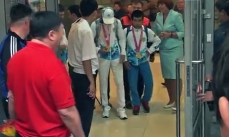 Видео встречи в аэропорту Караганды обладателей золотых медалей юношеской Олимпиады