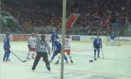 Видео драки Владимира Гребенщикова и Евгения Лапенкова во время матча турнира «Каменный цветок» «Барыс» — «Автомобилист» 4:2