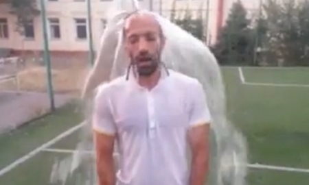 Али Алиев принял участие в акции Ice Bucket Challenge