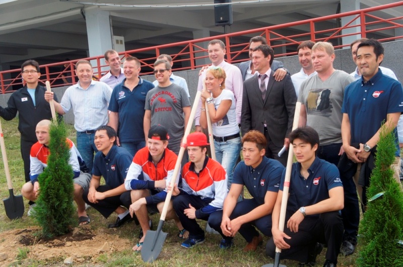 Александр Корешков принял участие в закладке Аллеи Дружбы в Южно-Сахалинске