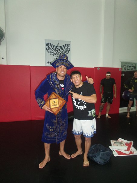 Куат Хамитов подарил казахский чапан Тито Ортису