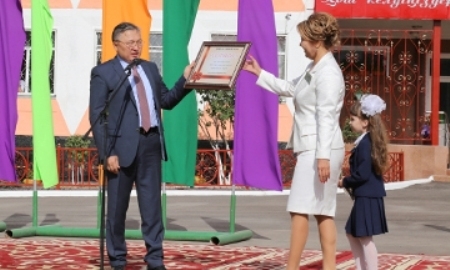 Хоккейный корт получила в подарок школа Караганды в День знаний