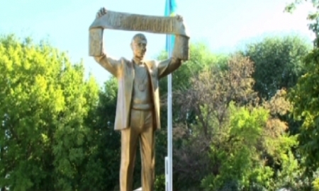 В Южном Казахстане открыли памятник Бекзату Саттарханову