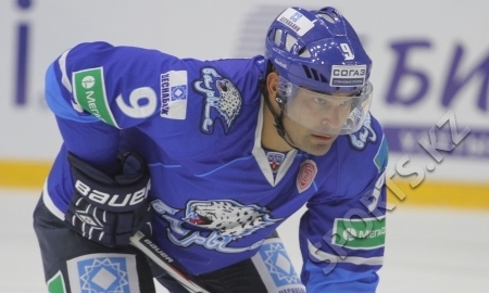 Найджел Доус забрсоил победную шайбу