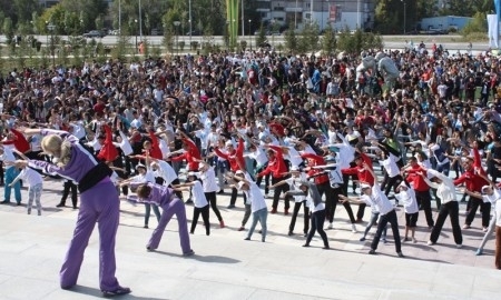 В Караганде более 5 тысяч человек одновременно делали зарядку