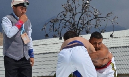 Два казахстанца вышли в финал по «кыргыз курошу» на Всемирных играх кочевников в Иссык-Куле