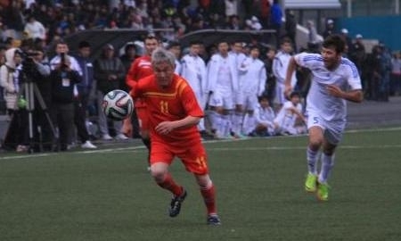 В Усть-Каменогорске госслужащие сыграли в футбол со звездами казахстанской эстрады