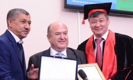 Даулет Турлыханов удостоен звания почетного профессора в Ташкенте