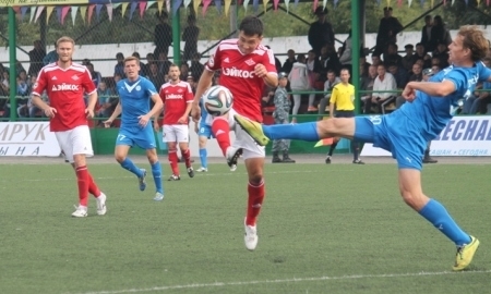 Еркебулан Нургалиев в борьбе за мяч