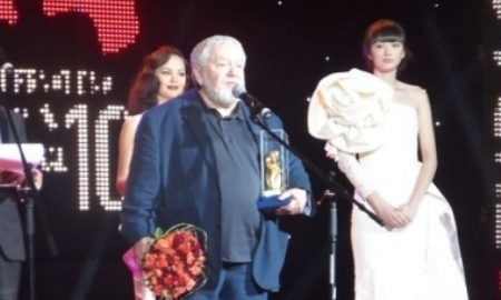 Сабина Алтынбекова вручила награду Сергею Соловьеву на кинофестивале «Евразия»
