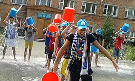 Фанаты «Казцинк-Торпедо» приняли вызов «Сокола» в Ice Bucket Challenge
