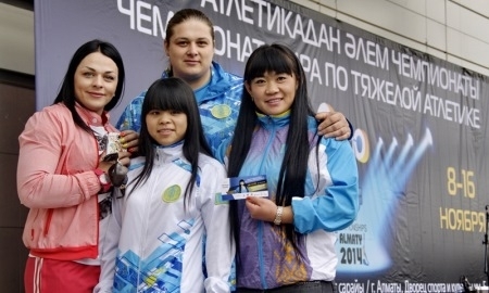 Алматинцы и звезды тяжелой атлетики состязались в поднятии чемпионской штанги 