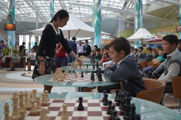 Динара Садуакасова провела сеанс одновременной игры