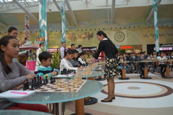 Динара Садуакасова провела сеанс одновременной игры