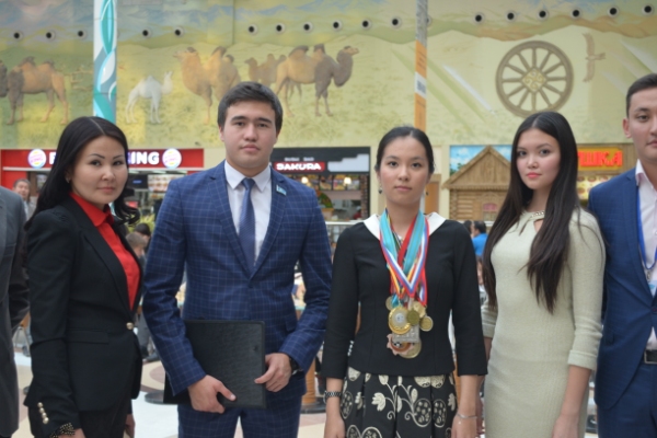 Динара Садуакасова провела сеанс одновременной игры