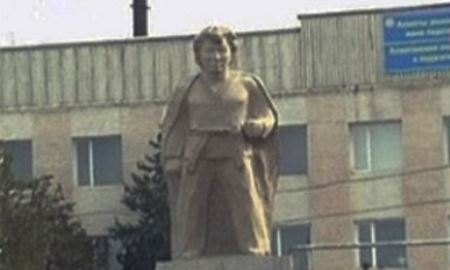 Уродливый памятник легендарному Мустафе Озтюрку обещают заменить