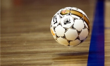 Крупные бизнесмены играют в мини-футбол