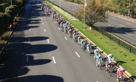 Руслан Закарин лидирует в последнем круге велогонки «Тур Алматы»