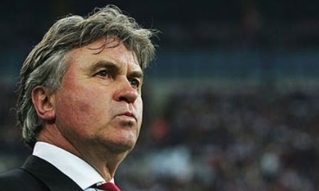 Гус Хиддинк отказался от Вирджила ван Дейка и Эрика Питерса перед игрой с Казахстаном