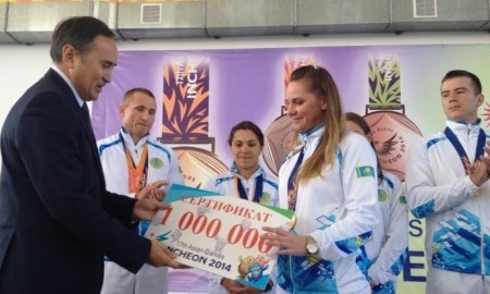 Аким ЮКО вручил по миллиону тенге «золотым» медалистам Азиады, завершившейся в Инчхоне.