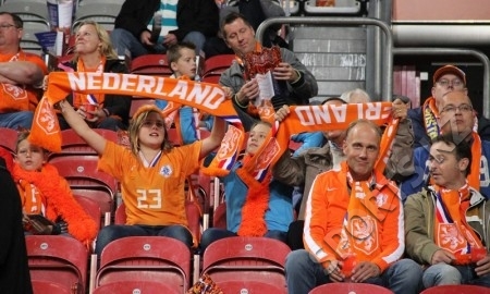 «Хунтелаар — красава, Ван Пуси должен присесть на лавку, а старику пора на пенсию!». Самые интересные отклики болельщиков сборной Голландии после матча с Казахстаном