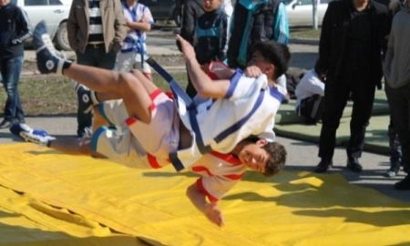 Состязания по казакша курес, асыкам и стрельбе — на фестивале «Той казан» в Алматинской области