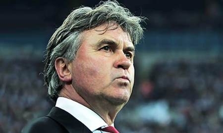 Гус Хиддинк: «Поговорю с ван Перси и Хунтеларом о случившемся в матче с Казахстаном»