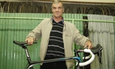 Александр Винокуров подарил тренеру из Темиртау профессиональный велосипед