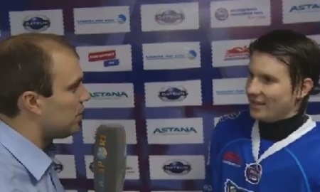 Хоккеисты «Снежных Барсов» поздравили Алексея Колпакова с днем рождения во время интервью