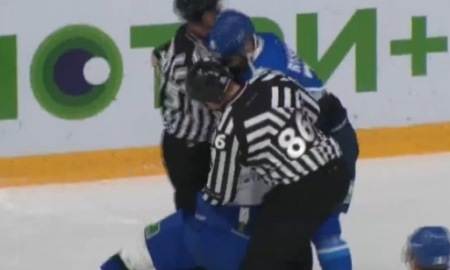 Видео потасовки на матче КХЛ «Барыс» — «Нефтехимик» с участием Дамира Рыспаева