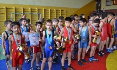 Более 200 юниоров из трех стран соревновались на турнире по греко-римской борьбе в Петропавловске