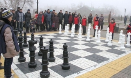 В Уральске впервые прошли соревнования по гигантским шахматам