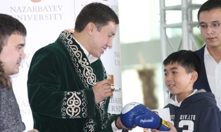 Геннадий Головкин раздал свыше тысячи автографов казахстанским поклонникам