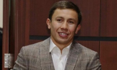 Головкин подарил акиму Карагандинской области боксерские перчатки со своим автографом