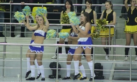 Фото батла чирлидеров на матче ВХЛ «Сарыарка» — «Казцинк-Торпедо» 4:2