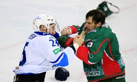 Две драки Рыспаева — среди лучших драк нынешнего сезона КХЛ