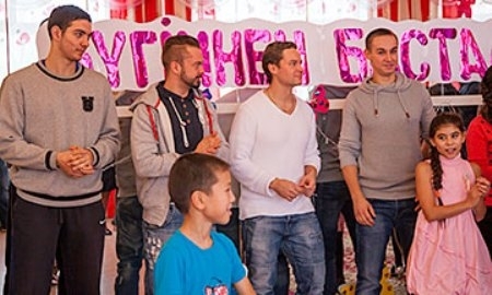 Игроки «Казцинк-Торпедо» побывали на празднике в детском доме