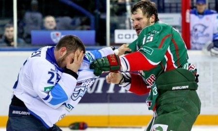 Травму Свитова в драке с Рыспаевым назвали «несправедливостью дня» в КХЛ