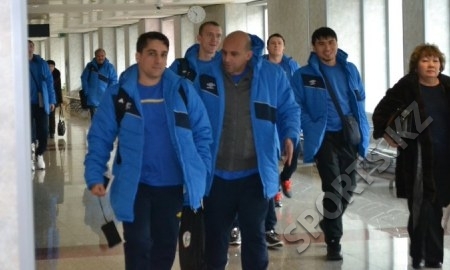 Фоторепортаж с прилёта сборной Казахстана в Ташкент