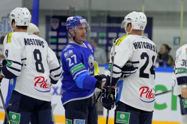 Хатчинсон поздравляет Боченски с победой