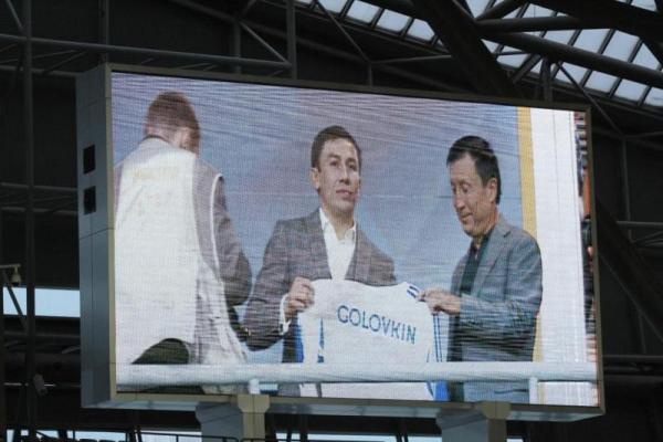 Президент ФФК вручил Геннадию Головкину майку сборной Казахстана