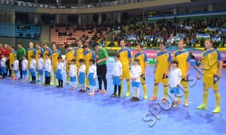 Сборная Казахстана проигрывает после первого тайма Узбекистану