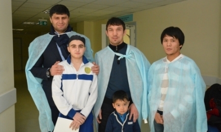 Прославленные борцы посетили юного спортсмена в больнице