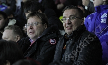 Селин присутствует на матче с омскими хоккеистами