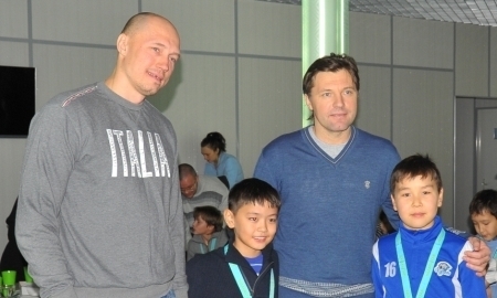 Виталий Еремеев и Алексей Литвиненко наградили медалями команду «Барыс-2004»