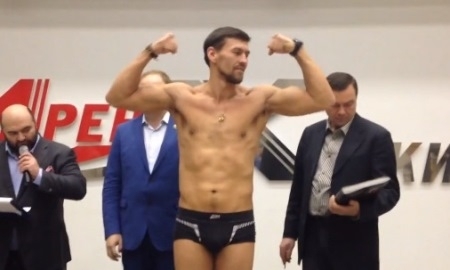 Видео церемонии взвешивания Исы Акбербаева